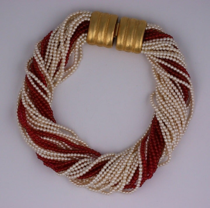 Joli collier Torsade de perles multibrins et de perles en verre rubis avec fermoir en or mat. 1.5