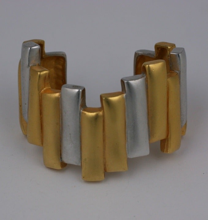 Attrayante manchette bicolore d'inspiration déco réalisée par Lee Wolf vers 1994. Barres mates de couleur argent et or disposées en quinconce. Les barres ont une hauteur de 1,5