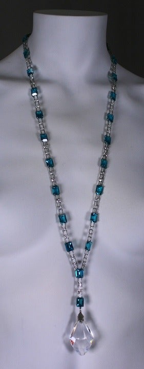 Collar colgante Art decó de aguamarina profunda y cristal sautoir, de cristales cuadrados y rectangulares alternados. Terminar en una 
colgante en forma de diamante. Francia, años veinte.  
30
