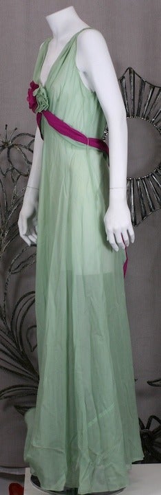 Chiffon Art Deco Celadon- und Fuschia-Kleid (Grau) im Angebot