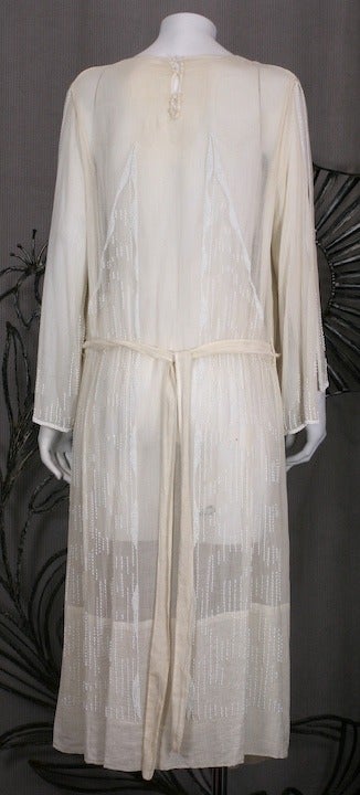 Robe d'après-midi française en voile perlée des années 1920 Excellent état - En vente à New York, NY