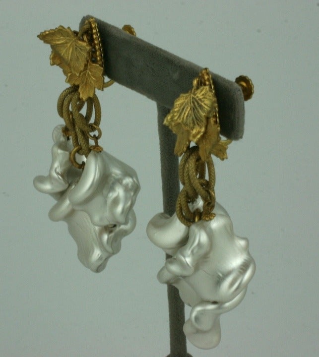 Miriam Haskell, clips d'oreilles en perles à volants massifs rares Excellent état - En vente à New York, NY