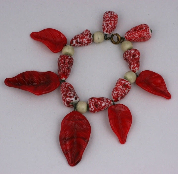 Bracciale a foglie di Pate de Verre francese in vetro rosso e bianco, un primo esempio dell'oevre di Gripoix.

7,5
