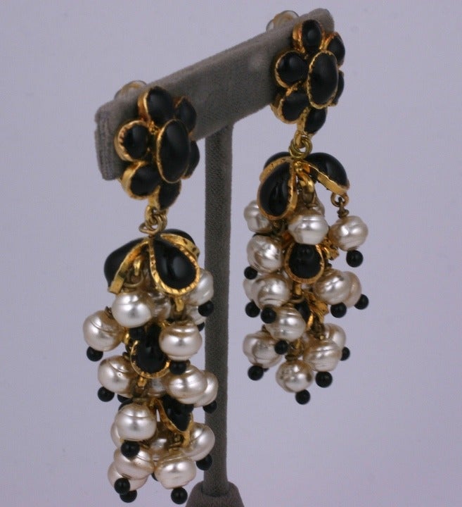 Lange Ohrringe im anglo-indischen Stil von Chanel. Von Hand gefertigt von Maison Gripoix in Paris. Schwarzes geschmolzenes Glas wird in handgefertigte Fassungen mit unechten Barockperlen 