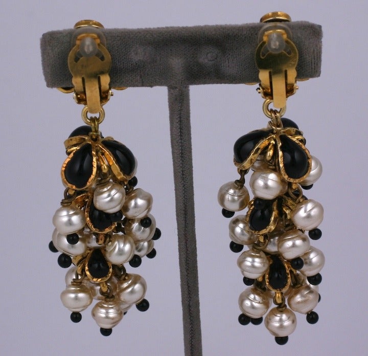 Chanel, boucles d'oreilles Gripoix Anglo Indian Tiered Excellent état - En vente à New York, NY