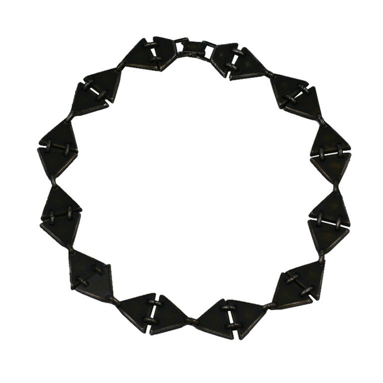 Halskette aus beschädigtem Metall im Stil der Moderne