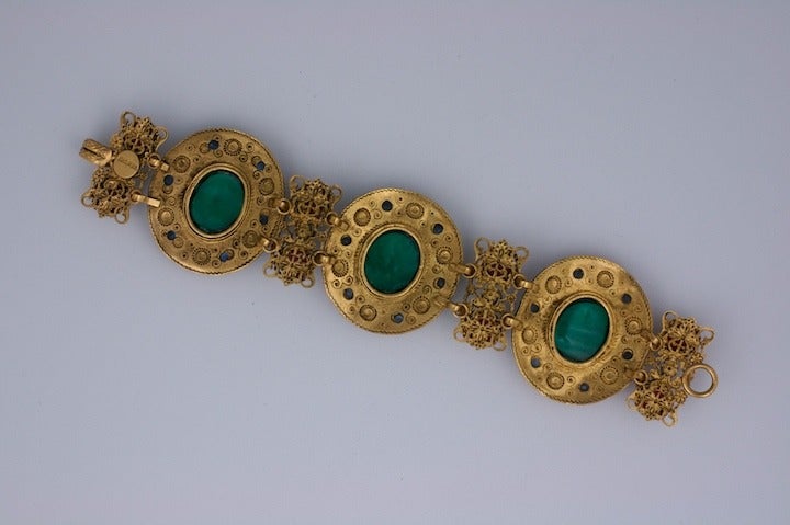 Imposant bracelet à maillons byzantins Chanel Haute Couture avec cabochons en verre coulé d'émeraude, de rubis et de saphir. Décoration ornée de fils torsadés avec travail étrusque sur bronze doré. Début des années 1980, Haute Couture, Paris. Marqué