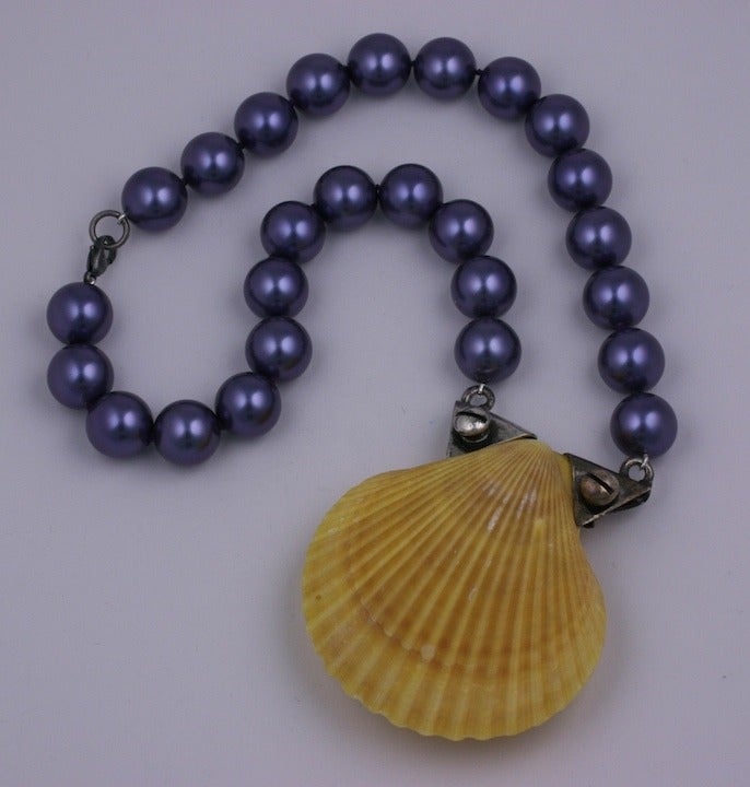 MWLC Collana di conchiglie a montaggio industriale in bronzo argentato con dettagli a vite montati su elementi organici. Una grande conchiglia a forma di smerlo è appesa a perline di madreperla laccate viola di grandi dimensioni. Realizzato negli