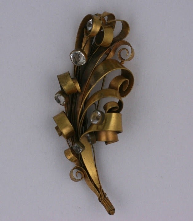 Joseff of Hollywood, broche spray macizo con cristales talla cojín en tremblant. En la firma Joseff lacado  Acabado en oro verde. EE.UU. de 1940. 4,75 