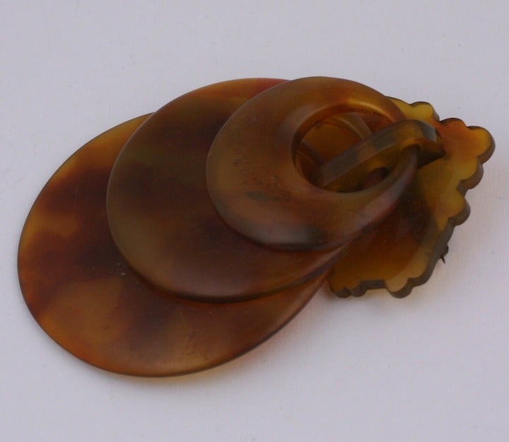 Massive broche heurtoir de porte en écaille de tortue victorienne du milieu du 19e siècle. trois grands anneaux gradués en écaille de tortue sculptée à la main sont suspendus à un motif central. 3.75