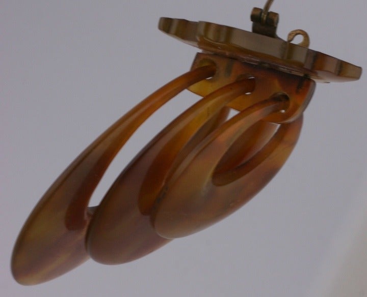 Grande broche victorienne en écaille de tortue représentant une porte coulissante Excellent état - En vente à New York, NY