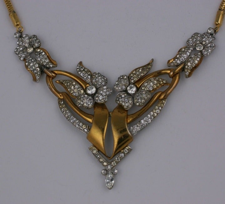 Retro-Halskette aus vergoldetem 18-karätigem Metall mit feinen Kristallpflastersteinen. Vergoldete, flexible Schlangenketten bilden die Seiten der Halskette. 1940er Jahre USA. Wird Coro zugeschrieben.
Ausgezeichneter Zustand. 18