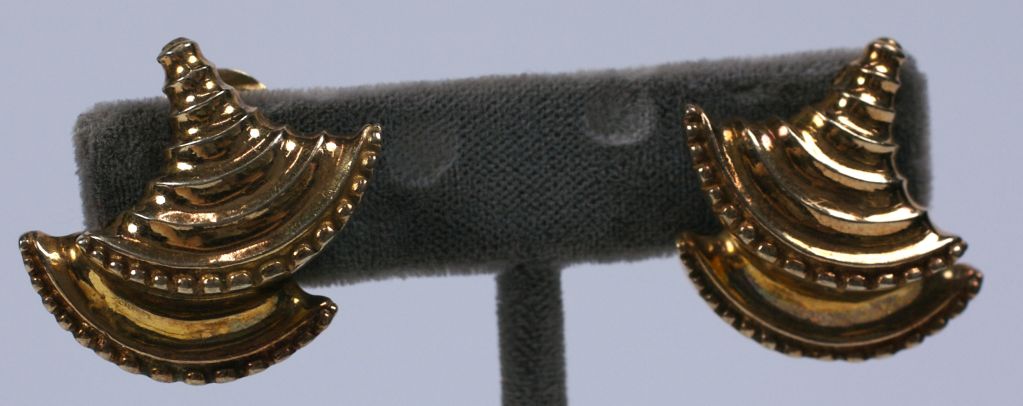 Ensemble de colliers et de boucles d'oreilles du célèbre bijoutier grec Zolotas, vers les années 1970. En utilisant des designs basés sur l'antiquité grecque, Zolotas a produit des bijoux qui sont modernes et valables aujourd'hui. Jacqueline Kennedy