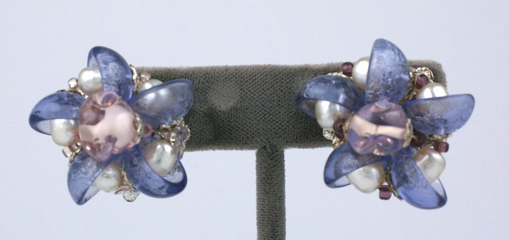 Miriam Haskell Mauve-Glas und Perlen-Ohrclips Damen im Angebot
