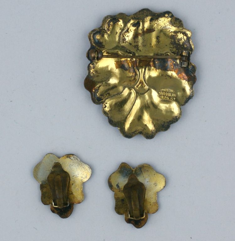 Lovely gilt sterling and enamel pansy suite. Brooch and clip back earrings.<br />
circa 1950s.<br />
Excellent condition<br />
Signed: Norway Sterling 925<br />
1.5" x 1.25"<br />
Earrings: .75"