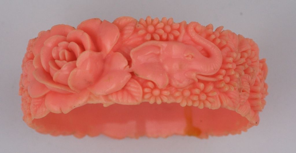 Colorful celluloid molded bangle made in Japan in the 1920s of roses, flowers, terriers and elephants.Great stackable bracelet.<br />
Diameter:2.5