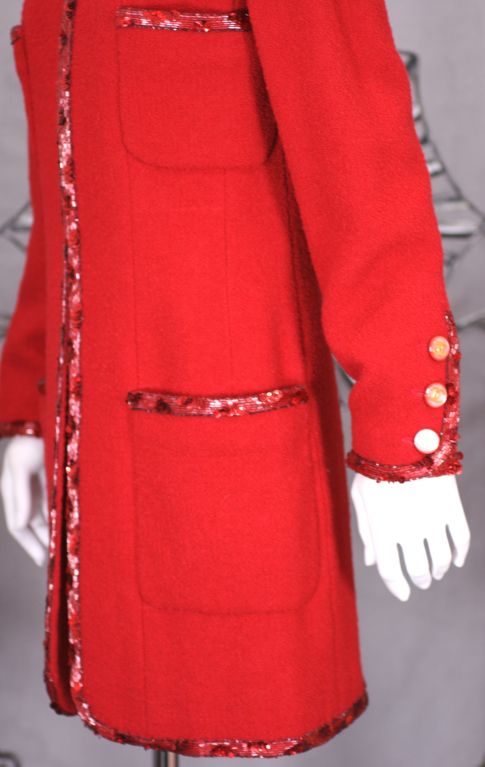 Giacca allungata in tweed di bouclè di Chanel con bordi di perline In condizioni ottime in vendita a New York, NY