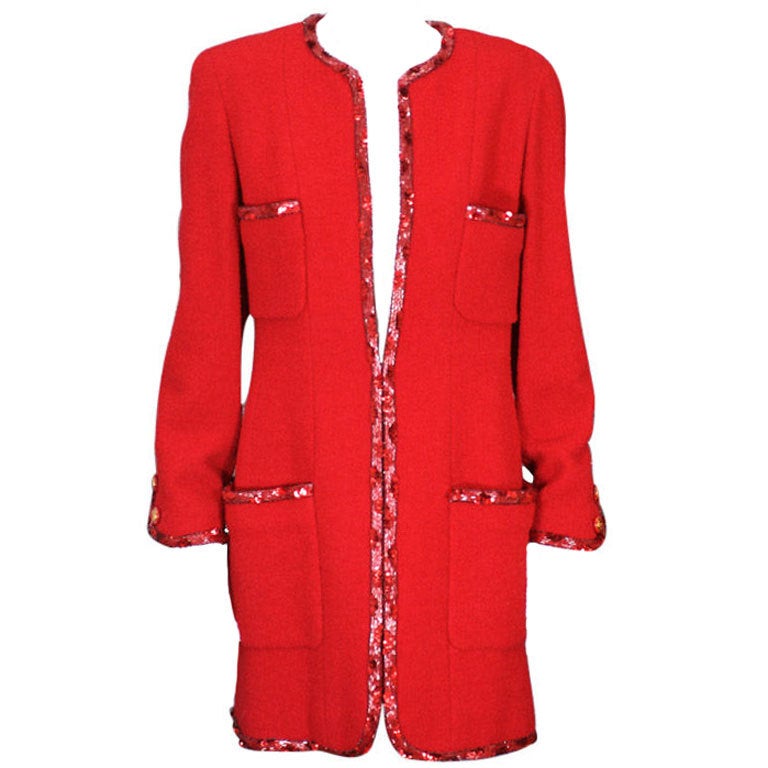 Giacca allungata in tweed di bouclè di Chanel con bordi di perline in vendita