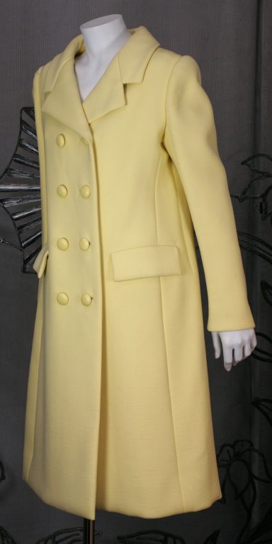 Norell pale lemon yellow wool double breasted coat 1960s. Heavy weight wool with impeccable double breasted tailoring. Princess seaming.<br />
Label missing.   <br />
Length: 38.5