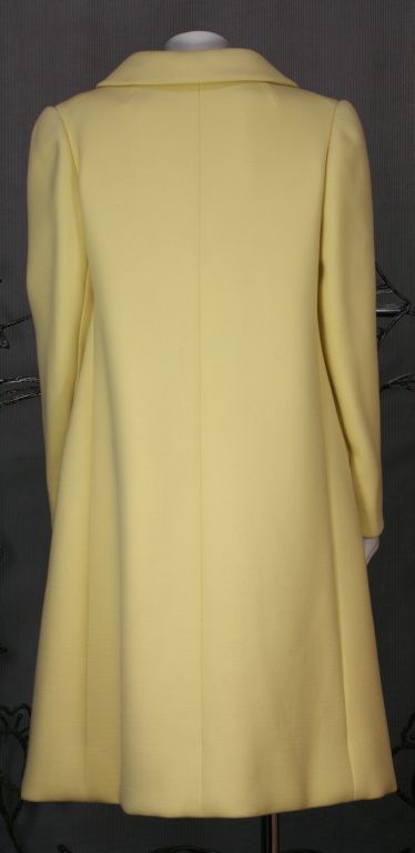 Beige Manteau en laine Norell couleur citron pâle, années 1960. en vente