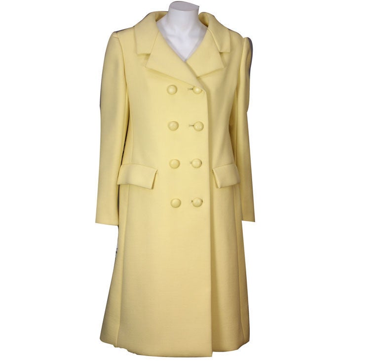 Manteau en laine Norell couleur citron pâle, années 1960. en vente