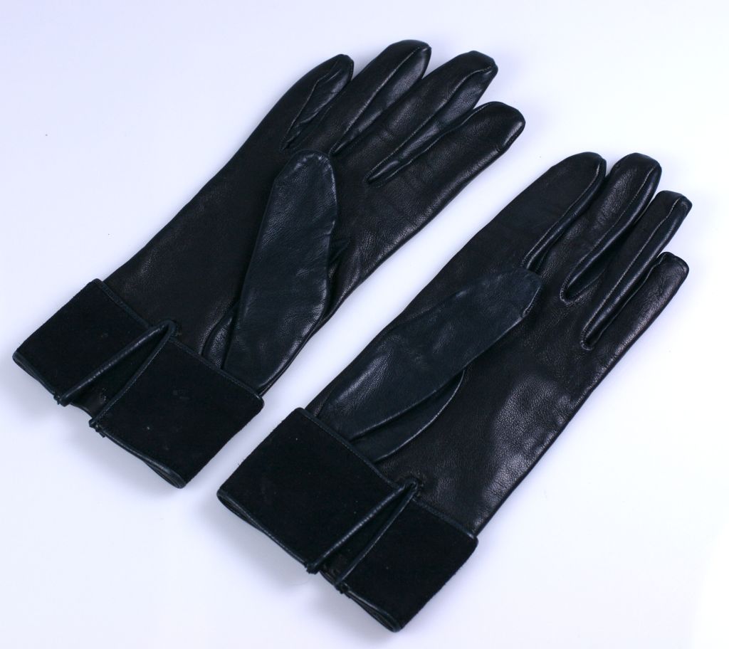 Elegant Hermes black calf glove with suede lace-up cuffs. Made in France.<br />
Very Good condition, Size 6.5