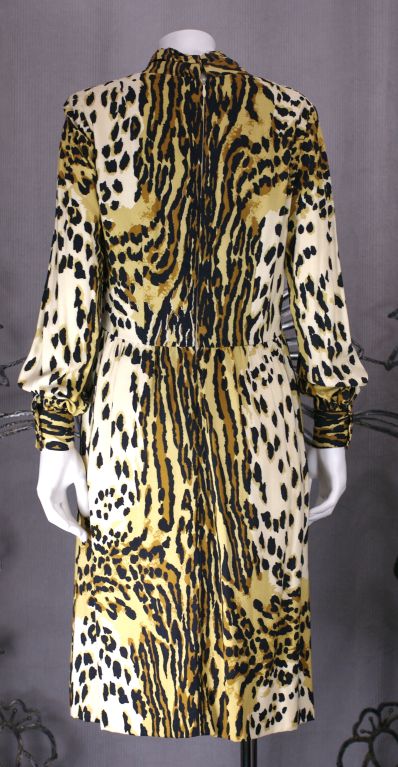 Beige Robe en rayonne imprimé léopard en vente