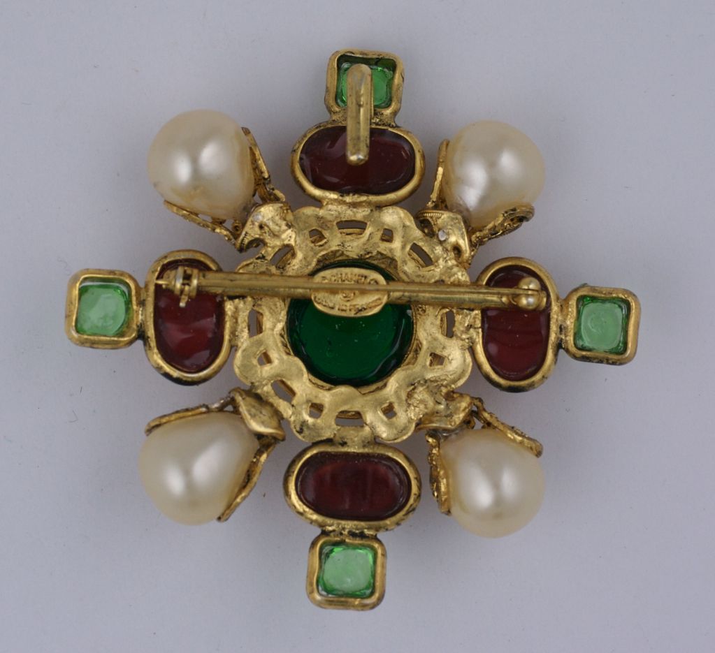 Striking crest brooch from Chanel by Maison Gripoix. Handmade with gilt bronze filigrees, ruby and pale emerald poured glass and handmade faux pearls. The brooch can be also worn as a pendant. 3