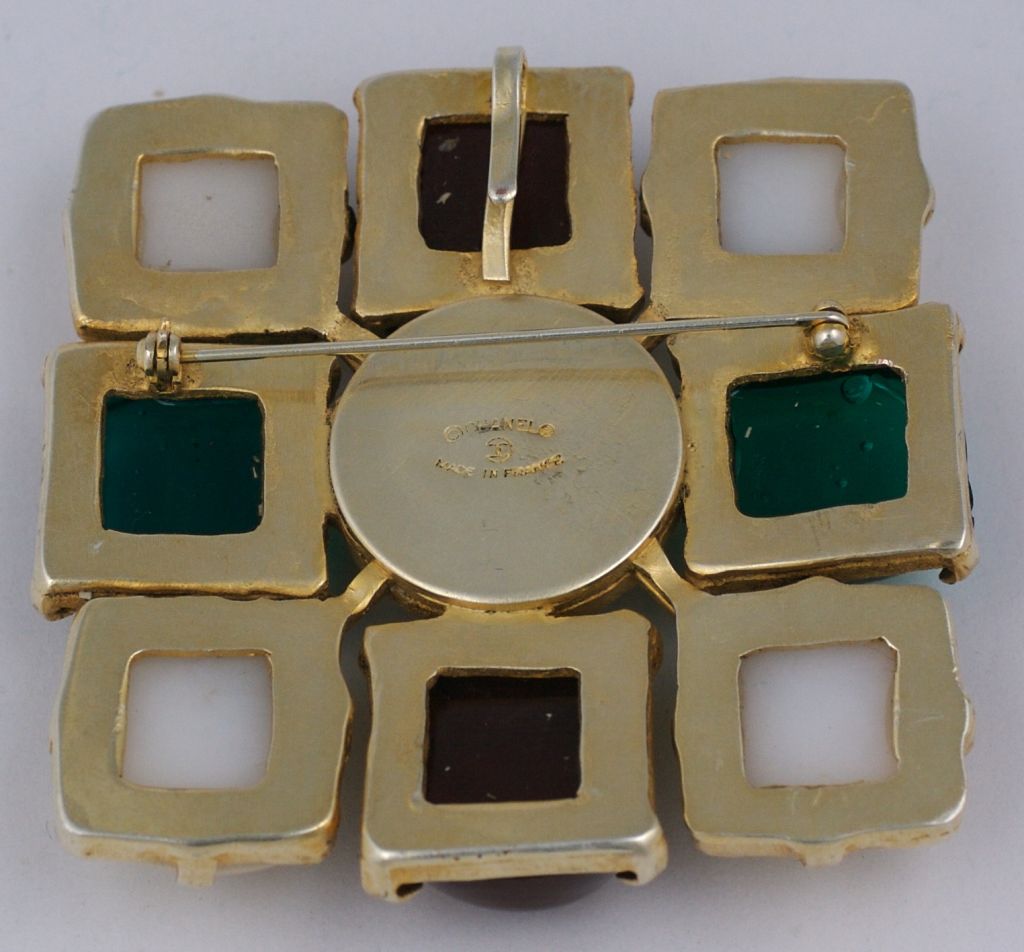 Chanel große quadratische Kreuzform  anhänger-Brosche, bestehend aus quadratischen Rubin-, Smaragd- und Perlen-Cabochons. In der Mitte befindet sich ein charakteristisches 
