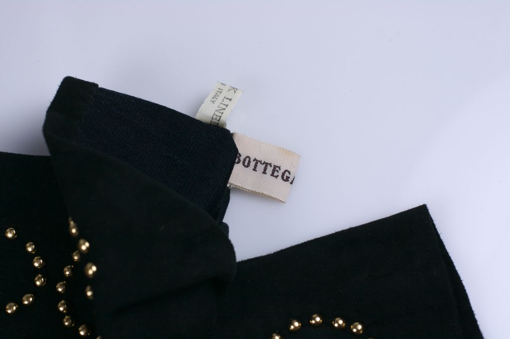 Bottega Veneto butterweiche lange schwarze Wildlederhandschuhe mit vergoldetem Nietenmuster.
Ausgezeichneter Zustand. Klein, ca. Größe 6,5. 1980er Jahre Italien.