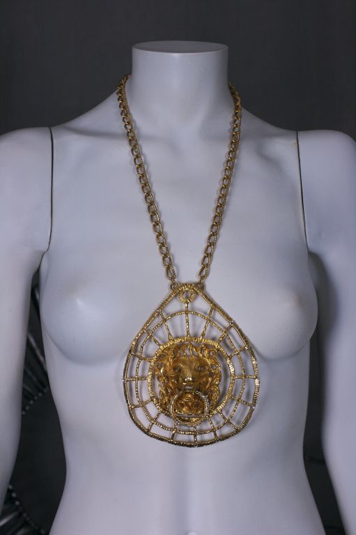 Ciondolo a forma di leone sovradimensionato con anello oscillante in pavé su base a filo. Metallo dorato con catena grande e robusta.
Ottime condizioni, Catena 21