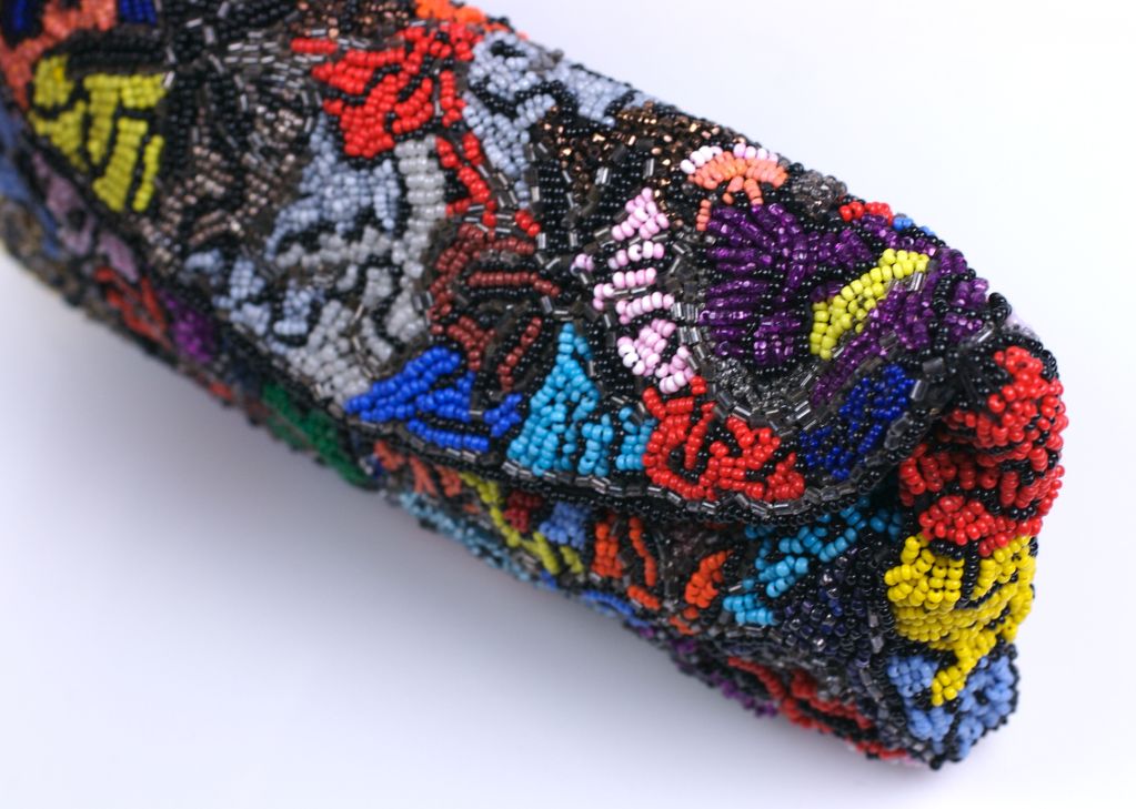 Noir Pochette en perles à motif abstrait multicolore en vente