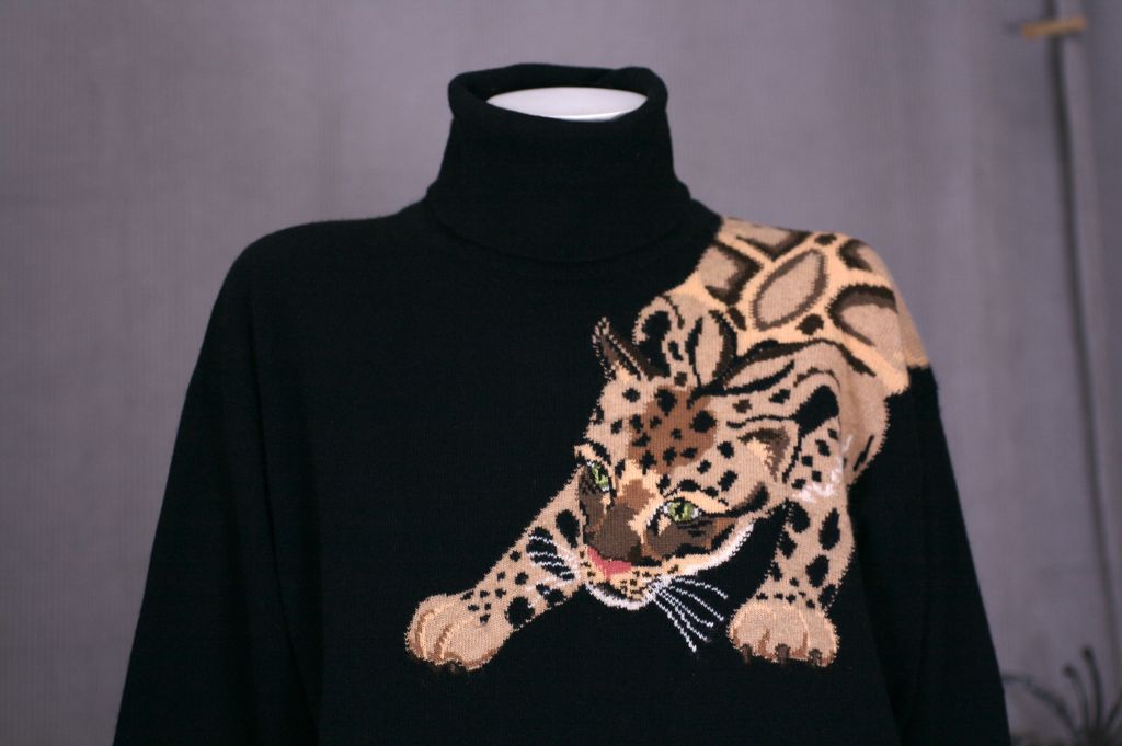 Wonderful intarsia sweater of a leopard draped over one shoulder. The leopard's body curls around the back. Beautifully detailed by Ballantyne of Scotland.<br />
Size 44.<br />
Sleeve Length: 22.5
