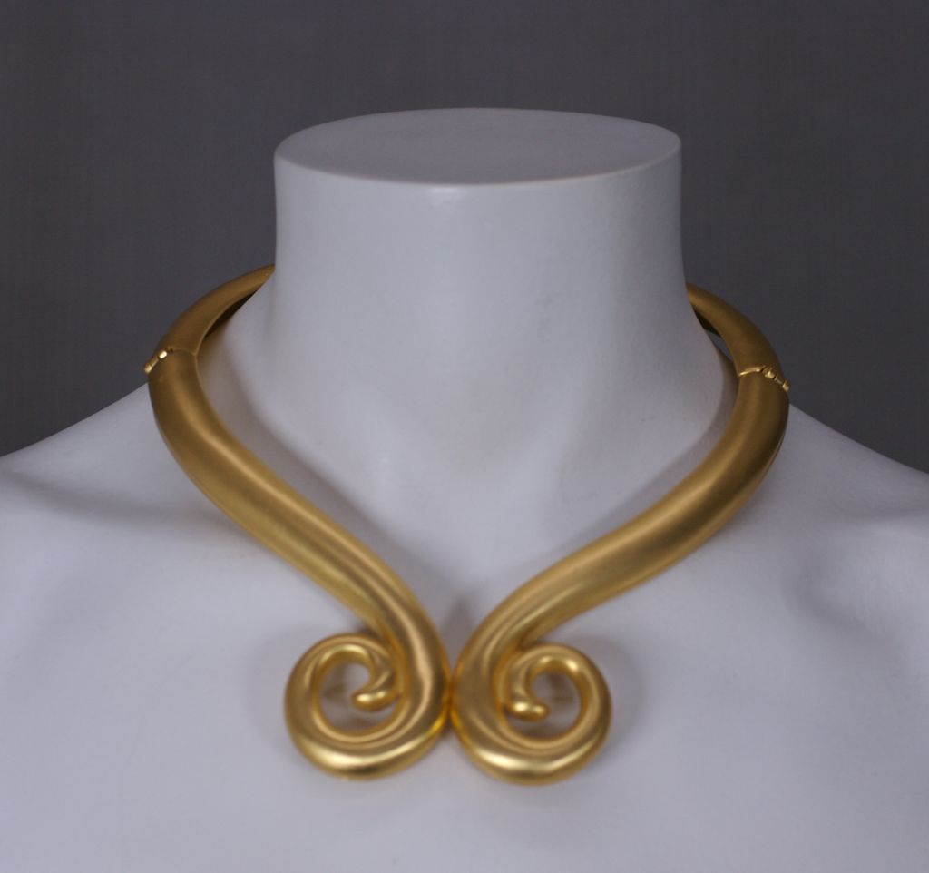 Attractive Givenchy matte gold coil collar and swirled coil clip earrings circa 1980s. Hinged to open with clasp in front. Interior diameter: Approx 15.5