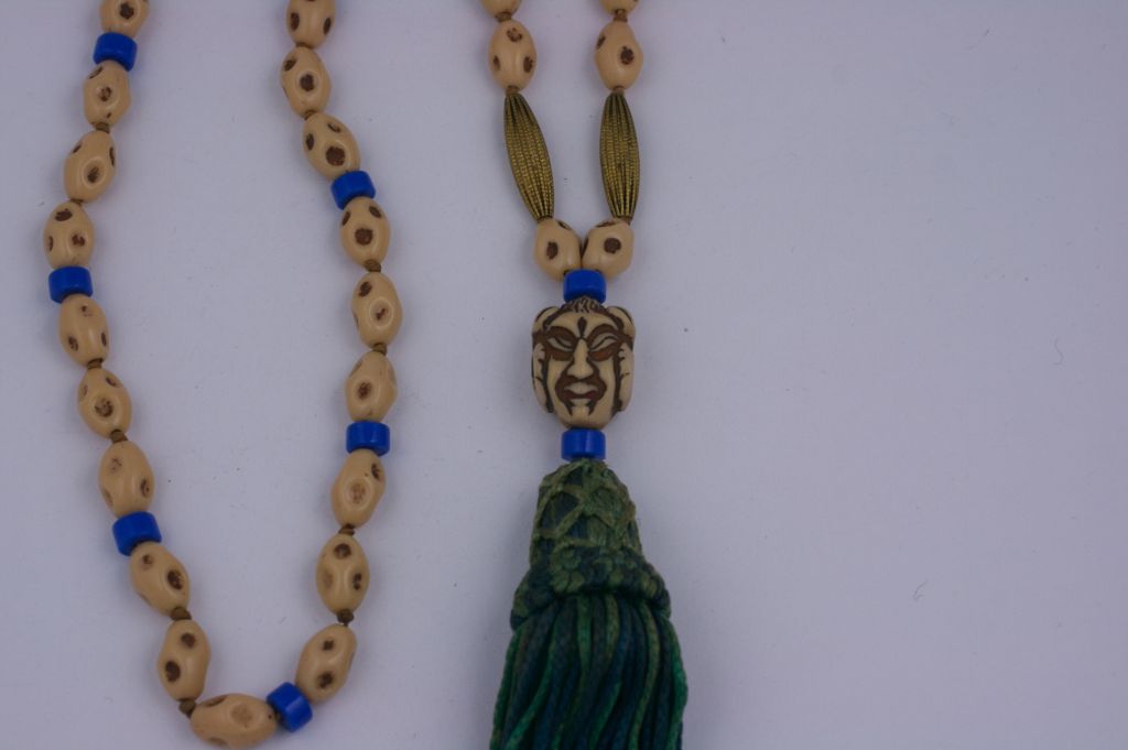 Unusual and elegant flapper necklace from the 1920s. Figural full figured 
