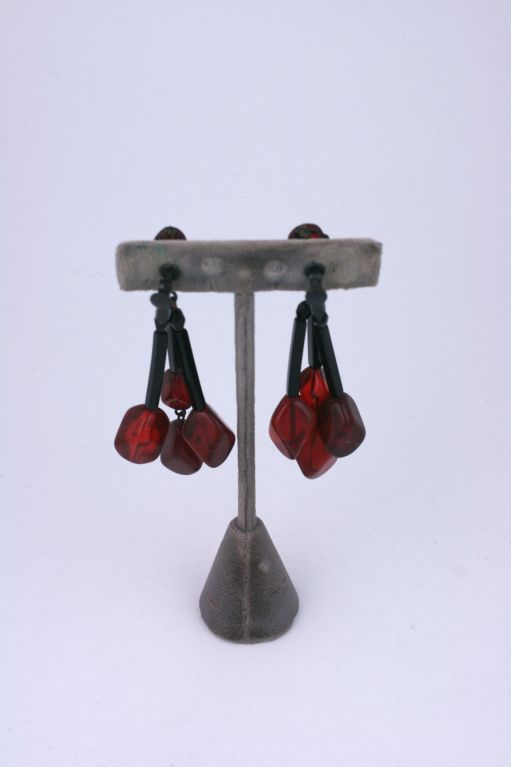 Orecchini a pendente di Miriam Haskell in metallo giapponese e perle di getto lunghe, che terminano con perle di vetro pate de verre color rubino, circa 1970.