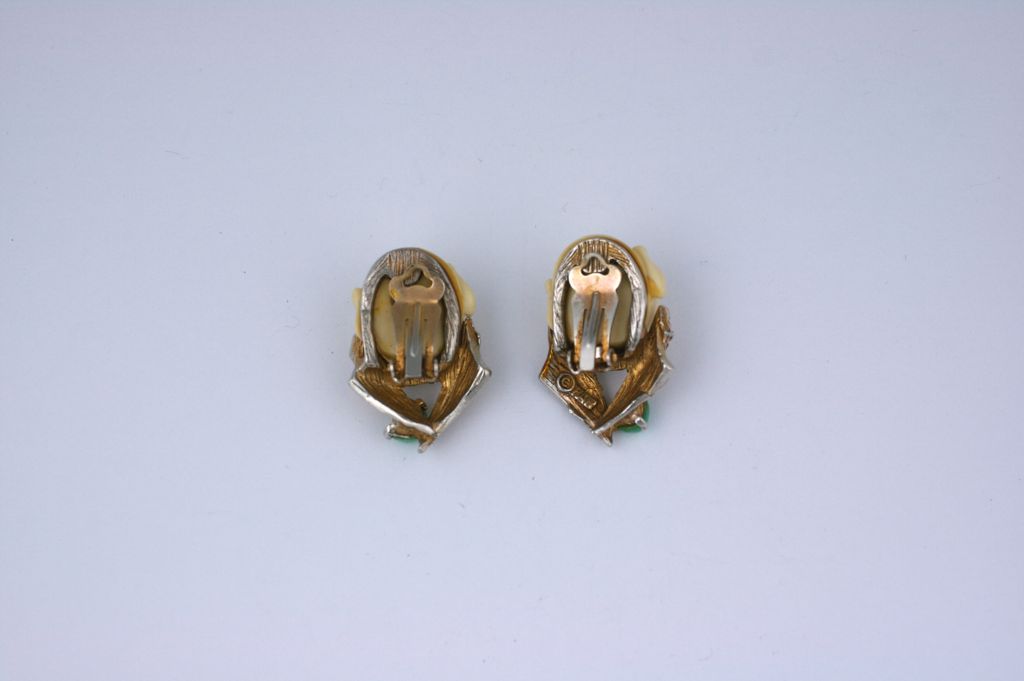 Diese sammelbaren Har-Ohrringe stammen aus einer Serie asiatischer Schriftzeichen in verschiedenen Positionen, ca. 1950, mit Jadeimitat und Aurora-Borealis-Akzenten.<br />
Clip Backs, Ausgezeichneter Zustand.