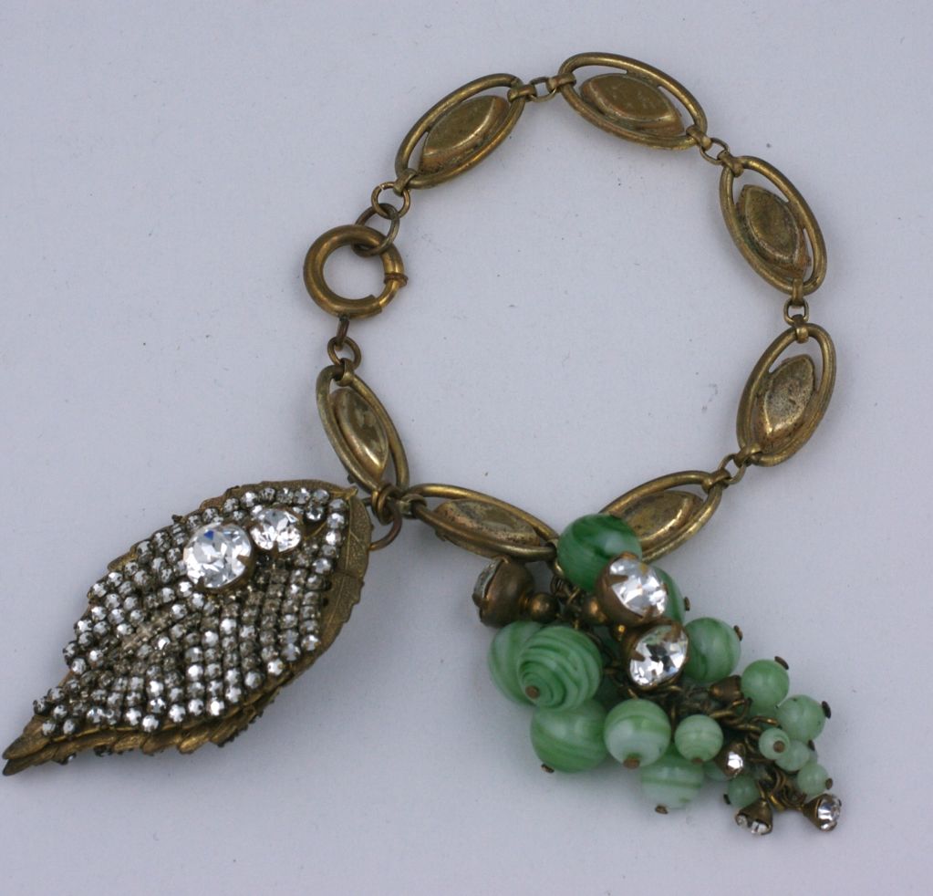 Miriam Haskell - Robe  Bracelet rare à boutons en forme de grappe de raisin en jade Excellent état - En vente à New York, NY