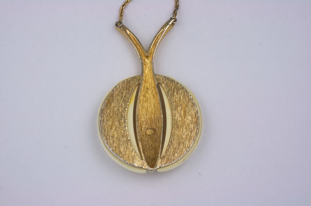 Grosso pendente astratto di frutta in bachelite e metallo dorato. Ciondolo a forma di stella in bachelite avorio. 1970s.<br />
Condizioni eccellenti.
