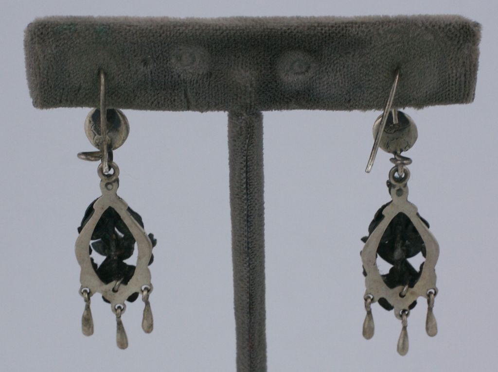 Boucles d'oreilles pendantes en argent doré du 19e siècle avec tête florale et oiseau nidifiant, avec turquoise et grenats cabochon.<br />
Excellent état<br />
<br />
L 1.7/8