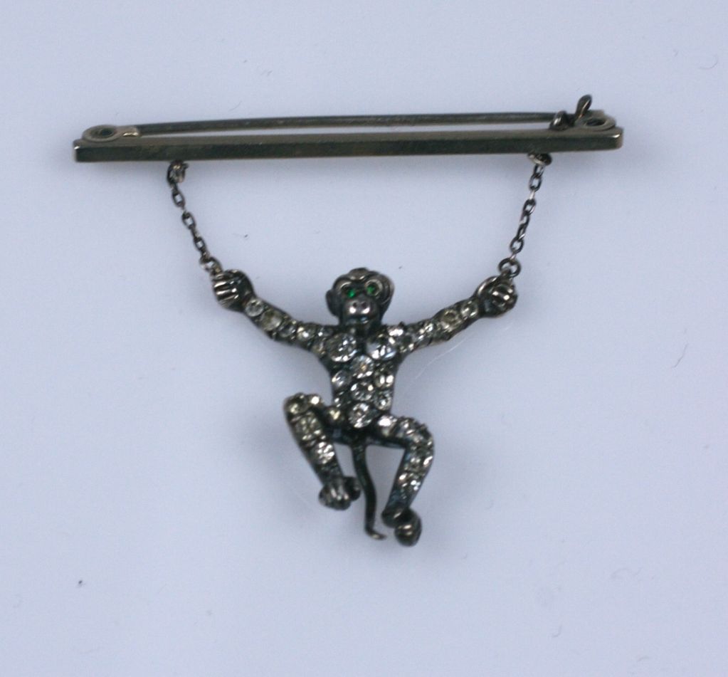 Incantevole scimmia in pasta che penzola da una barra. Completamente incastonato in sterling con paste montate a mano, circa 1880. Un insolito pezzo di novità dell'epoca vittoriana.<br />
Condizioni eccellenti.