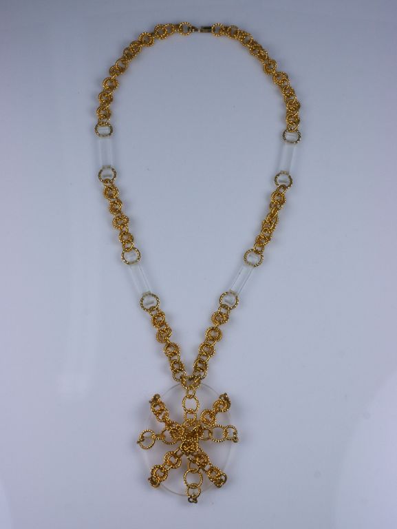 Collana in lucite e catena dorata In condizioni ottime in vendita a New York, NY