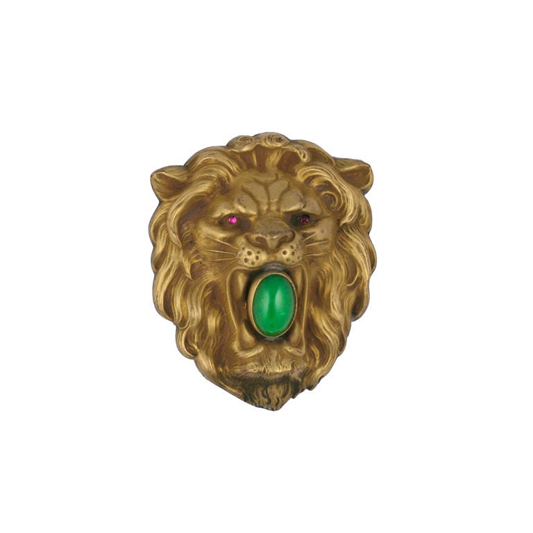 Boucle victorienne en forme de lion dorée en haut-relief en vente