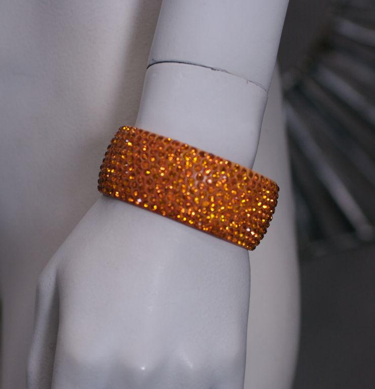 Überdimensioniertes Glitzerarmband aus den 1930er Jahren. Diese Art von Armband ist sehr schwer zu finden. Hunderte von orangefarbenen Strasssteinen sind in den Bakelit-Sockel 
