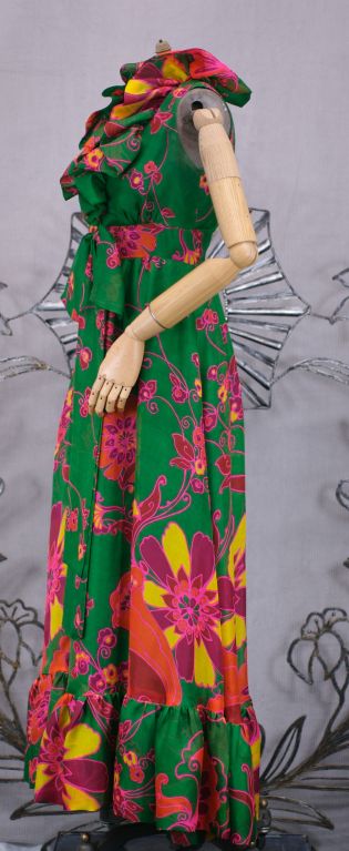 Jolie robe florale en organza de soie de Rety, Paris.<br />
Une belle qualité de couture avec des fleurs pop vives dans une robe à taille empire avec un balayage complet et un col à volants.<br />
Fermeture éclair au dos. Excellent état.<br />
L