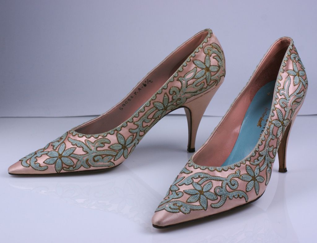 Italian Tambour Embroidered Pink Silk Pumps In Excellent Condition In New York, NY