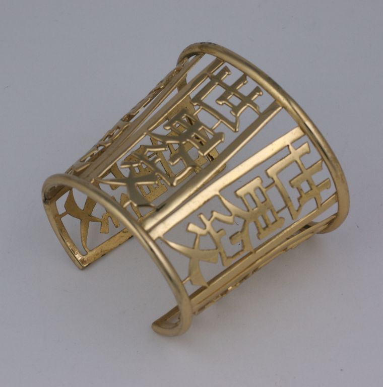 Ungewöhnliche Manschette von Napier, durchbrochen mit chinesischen Buchstaben in vergoldetem Metall, 1960er Jahre.

Hervorragender Zustand.