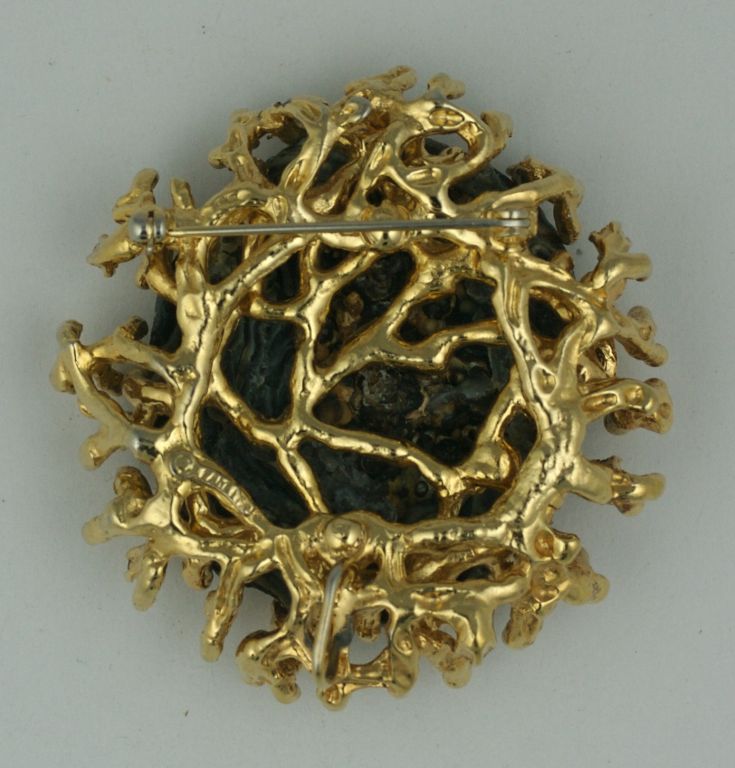 Brosche mit Anhänger von Panetta. Natürliches Mineral, umgeben von kristallakzentuierten Goldkorallenformationen.<br />
An einem Halsband passend.<br />
Ausgezeichneter Zustand.