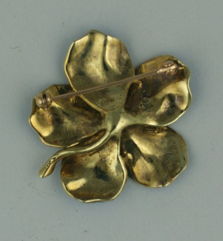 Lebensechte Blumenbroschen aus Emaille waren im 19. Jahrhundert sehr beliebt. Diese handemaillierten Blumen auf Gold wurden im letzten Viertel des 19. Jahrhunderts hauptsächlich in Newark, NJ, hergestellt und von den besten Einzelhändlern der