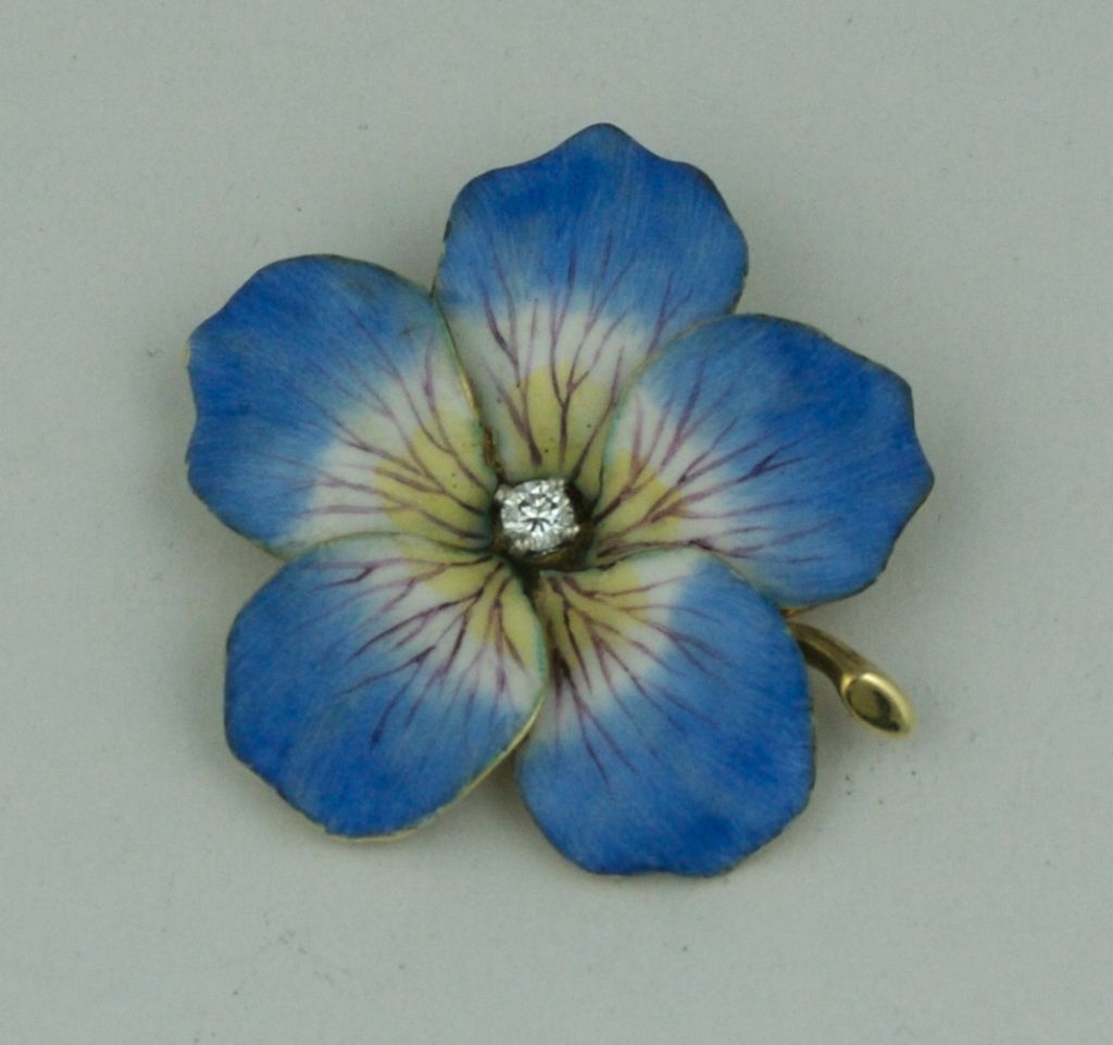 Édouardien Broche fleur en or et émail de style victorien en vente